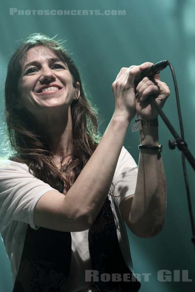 CHARLOTTE GAINSBOURG - 2010-07-02 - BELFORT - Presqu'ile du Malsaucy - 